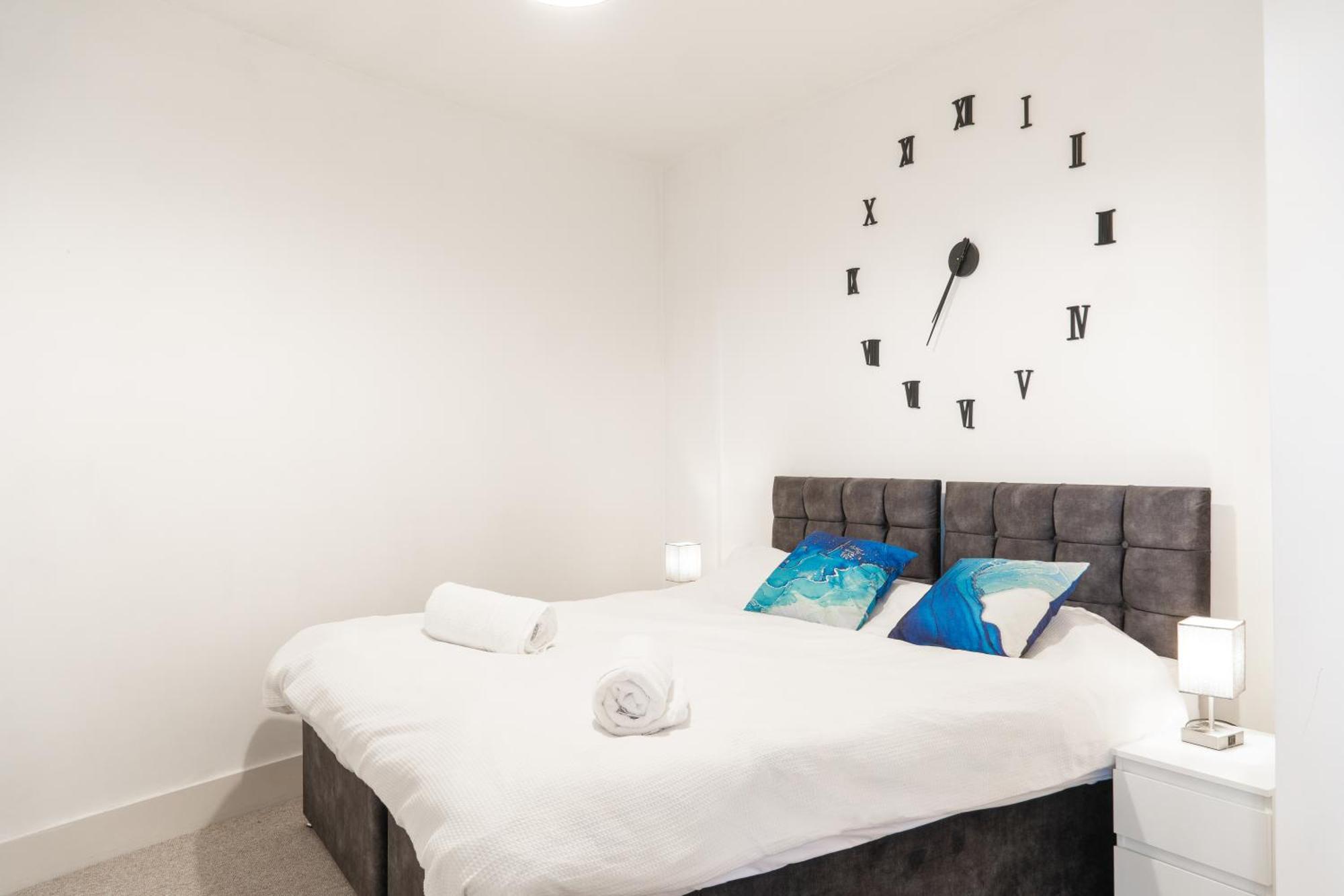 The Regency Suite - Modern 2-Bed 1-Bath Apartment Chertsey Exterior foto