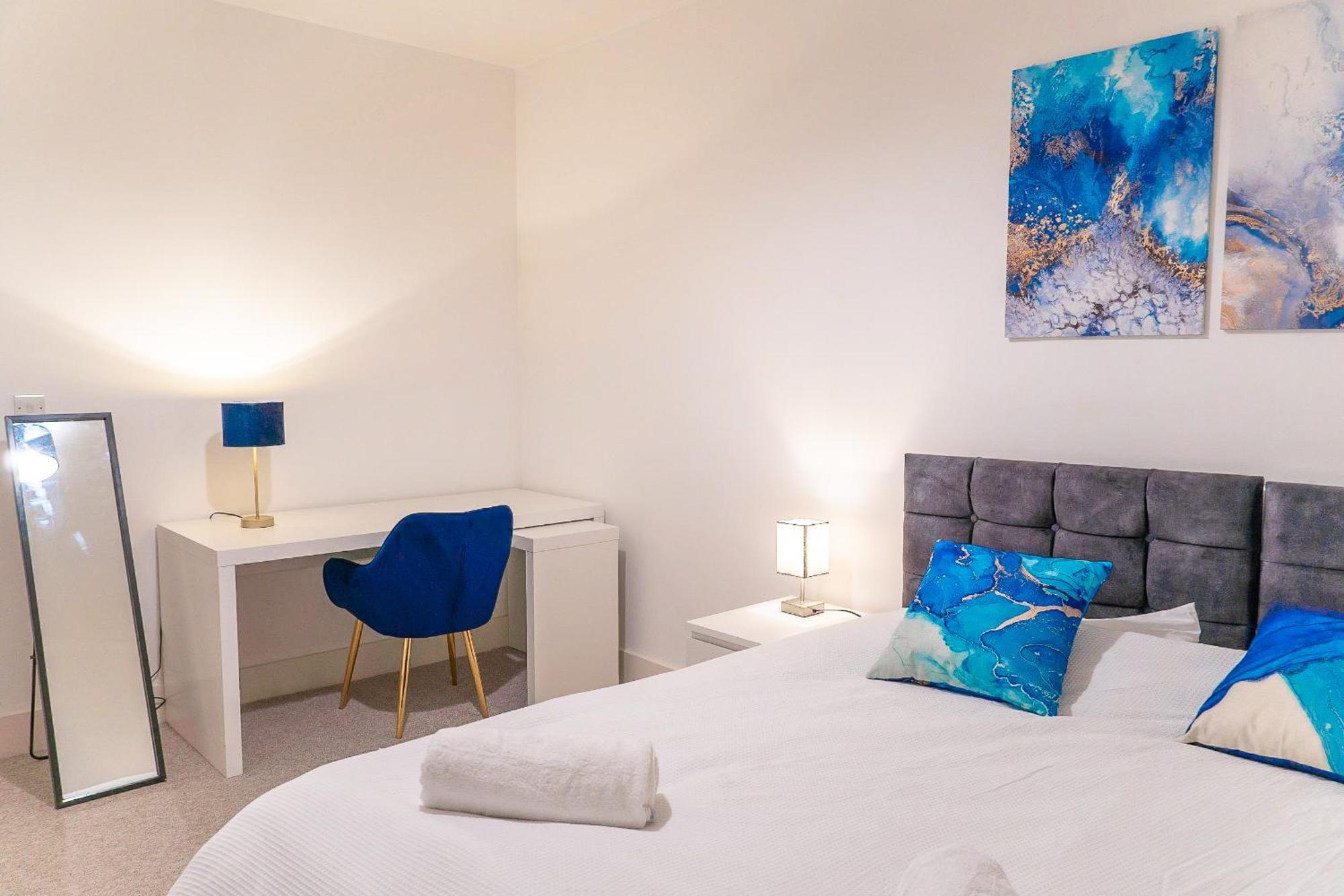 The Regency Suite - Modern 2-Bed 1-Bath Apartment Chertsey Exterior foto